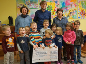 Auf dem Foto von links: Beatrix Manthey und Tobias Lübke vom Pfarrfestteam und  Doris Roth mit Kindern der „Villa Kunterbunt“