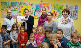 Auf dem Foto: Peter Kobert (St. Johannesverein), Tillmann Schäfer (Gemeinde Karlstein), Andrea Keller, Jessica Wenzel (Elternbeirat) und Tanja Kraus (KiGa-Leiterin) mit Kindern der Villa Kunterbunt