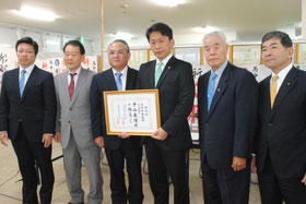 公明党が中山氏に推薦状を交付した=22日午後、後援会事務所