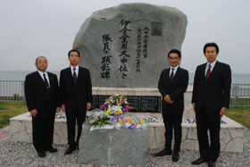 伊舍堂中佐と隊員の慰霊祭に参列した知覧特攻平和会館の田代参事、上野館長、瀬戸口係長、マジシャンの大向さん(左から)=26日午後、顕彰碑前