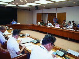 2018年度第1回子どもの貧困対策推進会議が開かれた=3日午後、県庁