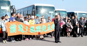 岩手・沖縄かけはし交流ツアーの一行が来島した=24日午後、新石垣空港