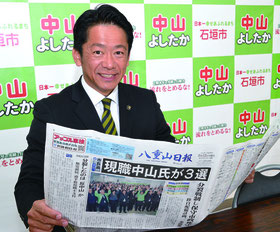 当選から一夜明け、報道各社のインタビューに応じた中山氏=12日午前、中山義隆事務所