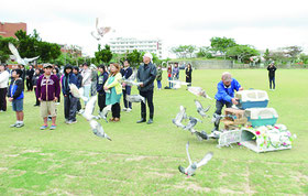 復興への願いを込めてハトを放す=11日午後、新栄公園