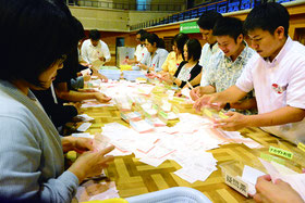 石垣市(4区)で行われた衆院選の開票作業=22日夜、市総合体育館