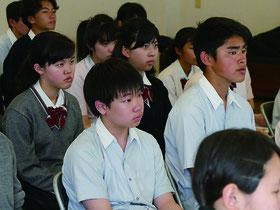 佐久川勲さんの戦争マラリア体験に聞き入る羽衣学園中学校の3年生=24日午後、八重山平和祈念館内
