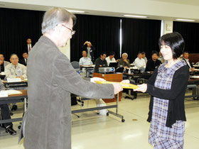 サンゴサポーターに委嘱された俵万智さん(右)=県八重山合同庁舎