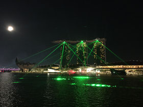 Lichtershow am Marina Bay Sands, gesehen vom Merlion Park