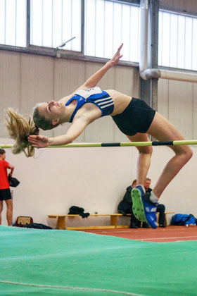 Archivfoto: Fiona Terhardt vom LAZ Rhede meistert im Hochsprung 1,50 Meter. Im Wettbewerb der weiblichen U18 reicht das für den zweiten Platz.