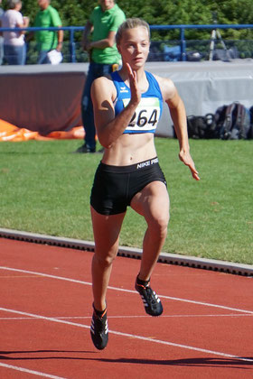 NRW-Kaderathletin Rieke Unland blieb im 60-m-Sprint der W15 zum ersten Mal unter 8 Sekunden und holte damit den Titel nach Rhede.