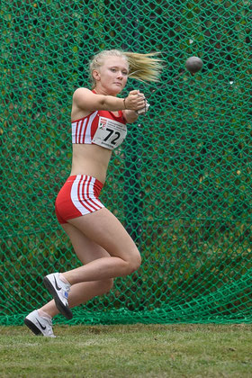 Antonia Ciroth (U18) warf den Hammer 44,98 Meter weit.