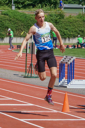 Sprungtalent Matz Grunden sprang im Dreisprung der M15 12,29 Meter weit und siegte überragend mit über einem Meter Vorsprung. (Foto: Roman Buhl)