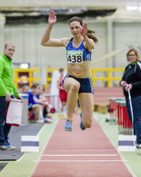 Nach sechs ungültigen Versuchen in Düsseldorf erzielt Dreispringerin Klaudia Kaczmarek vom LAZ Rhede in Chemnitz 13,03 Meter.