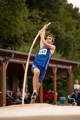 Fabian Baten überspringt in Sonsbeck die 4,01 m mit dem Stab. (Foto: Christian Dangelmaier)