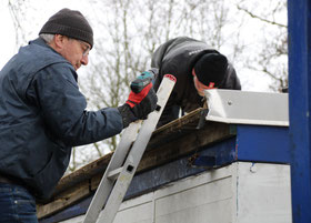 Jens Huff (li.) und  Manfred Abbes  arbeiteten im  Hochparterre des alten Trainerbankunterstandes.