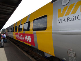 Mit der Eisenbahn nach Ottawa: Ein VIA Rail-Wagen mit Canada 150-Festtags-Anstrich.