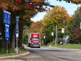 Herbst in Muskoka: Rote Blätter und ein roter Truck.