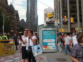 Pan Am Games in Toronto: Zeit für ein Selfie mit dem Maskottchen der Spiele, "Pachi".