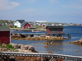 Blick auf die Gemeinde Joe Batt's Arm in Neufundland mit dem exklusiven Hotel Fogo Island Inn im Hintergrund.