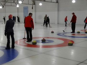 Perfekter Wurf beim Curling in Toronto: Dieser Stein landete mitten im "Haus".