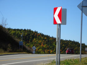 Urlaub in Quebec: Herbstliche Strassenszene von der Route 132 nördlich von Percé.