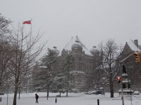 Winteranfang in Ontario: Schnee auf dem Parlamentsgebäude.