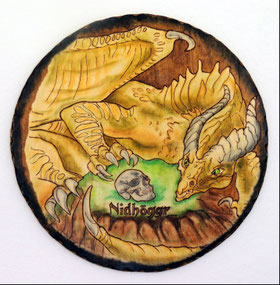 Rundes, handgefertigtes Holzbild mit dem Drachen Nidhöggr aus der nordischen Mythologie. Pyrographie und Coloration auf Pappelholz, warmes Braun-Grün-Farbspiel, detaillierte Darstellung von Krallen, Hörnern und Schädelmotiv in der Mitte.