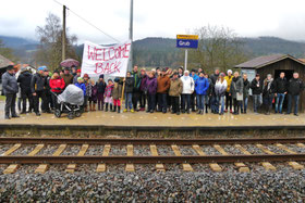 Am 11.12.2016 standen wieder zahlreiche Bewohner der Dorfgemeinschaft bei der Bahnhaltestelle in Grub. Diesmal mit Erfolg: Die Wiederertstehung der Haltestelle Grub wurde mit einer Fahrt nach Balbersdorf gefeiert.