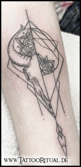 Geometrisches Fineline Tattoo Mandala Sternbild in Rostock 