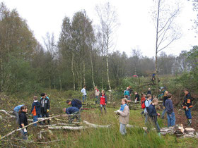 Schüler beim Moorschutz