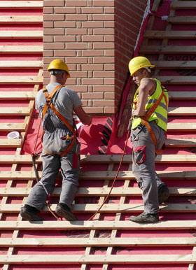 Dachdecker bei der Arbeit