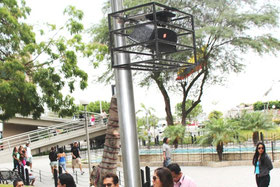Uno de los altavoces de un sistema electrónico de sonorización instalado por el Municipio en el parque central. Manta, Ecuador.