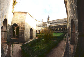 Cloître cistercien et son calme habituel 