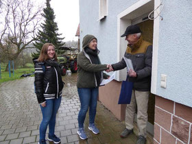 Übergabe der Plakette, l.n.r.: Melanie Riedinger (UA KA), Frau Ehrmann (Hauseigentümerin),  Artur Bossert (NABU KA)