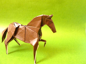 「馬」小松英夫創作、沓名輝政制作　Horse, designed by Hideo Komatsu, folded by Teru Kutsuna.