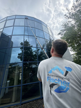 Glasreinigung durch Umkehr-Osmosereinigung mit einer Teleskopstange an einem gewerblichen Objekt in Mainz.