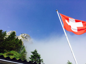 Schweizerfahne bei der Steinbockhütte am Pilatus. Hier errichtet die Hängifeldmannschaft jeweils das leuchtende Schweizerkreuz. Jeder 1. August ein Erlebnis.