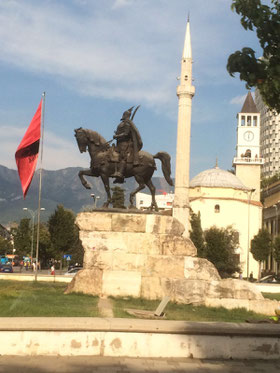 Minarett neben Kirche. In Albanien ist die religiöse Zugehörigkeit nicht entscheidend. Foto: Tirana