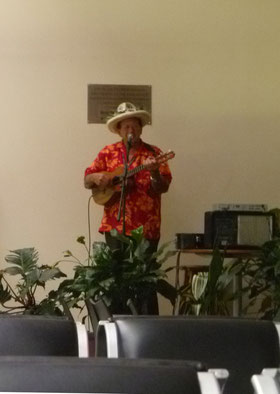 der wohl älteste Ukulele-Spieler der Cooks begrüßt die Ankommenden am Gate