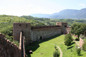 Blick auf die Schlossanlage von Sigmundskron mit MMM Firmian