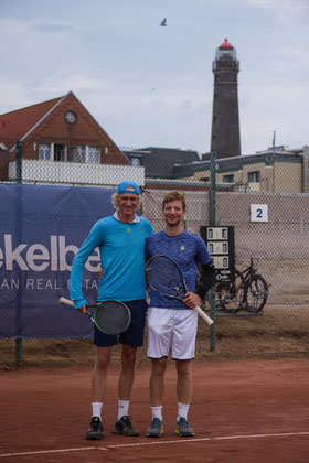 Niels Lootsma (TC Ewige Liebe BW Neuss) vor dem Finale um 1.200,00 Euro Preisgeld mit Jannis Kahlke vom TC BW Lechenich