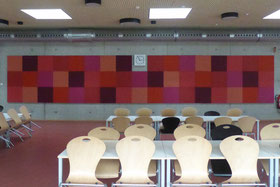 Ansicht einer Mensa-Wand mit verschiedenfarbigen Schallabsorbern