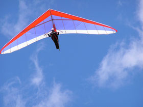 Flug mit dem Drachen in thermischer Luft über Salzburg Pongau