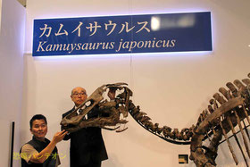 左から小林快次教授、竹中喜之むかわ町長、トサカがついた復元になったカムイサウルス