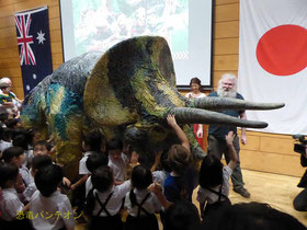 トリケラトプスが登場すると、子どもたちは大興奮！なお、本公演ではトリケラトプスにはさわれません。