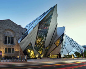 ロイヤルオンタリオ博物館外観 ©Royal Ontario Museum