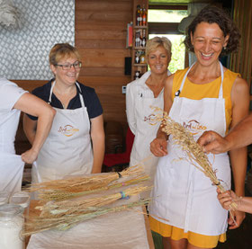 Helga Graef beim Brotbackkurs in Unterach | www.brot-und-leben.at 