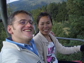 Wir zwei auf der Silberberg Sesselbahn, im Hintergrund ist der Wunderschöne Bayerische Wald zu sehen
