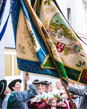 Fahne der Schloßbergler bei der Begrüßung des Patenvereins "Partnachtaler Stamm", Foto@ Buidlmacher