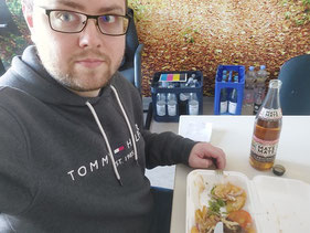 Foto zeigt Georg mit seinem Mittagessen in der ToGo-Verpackung 